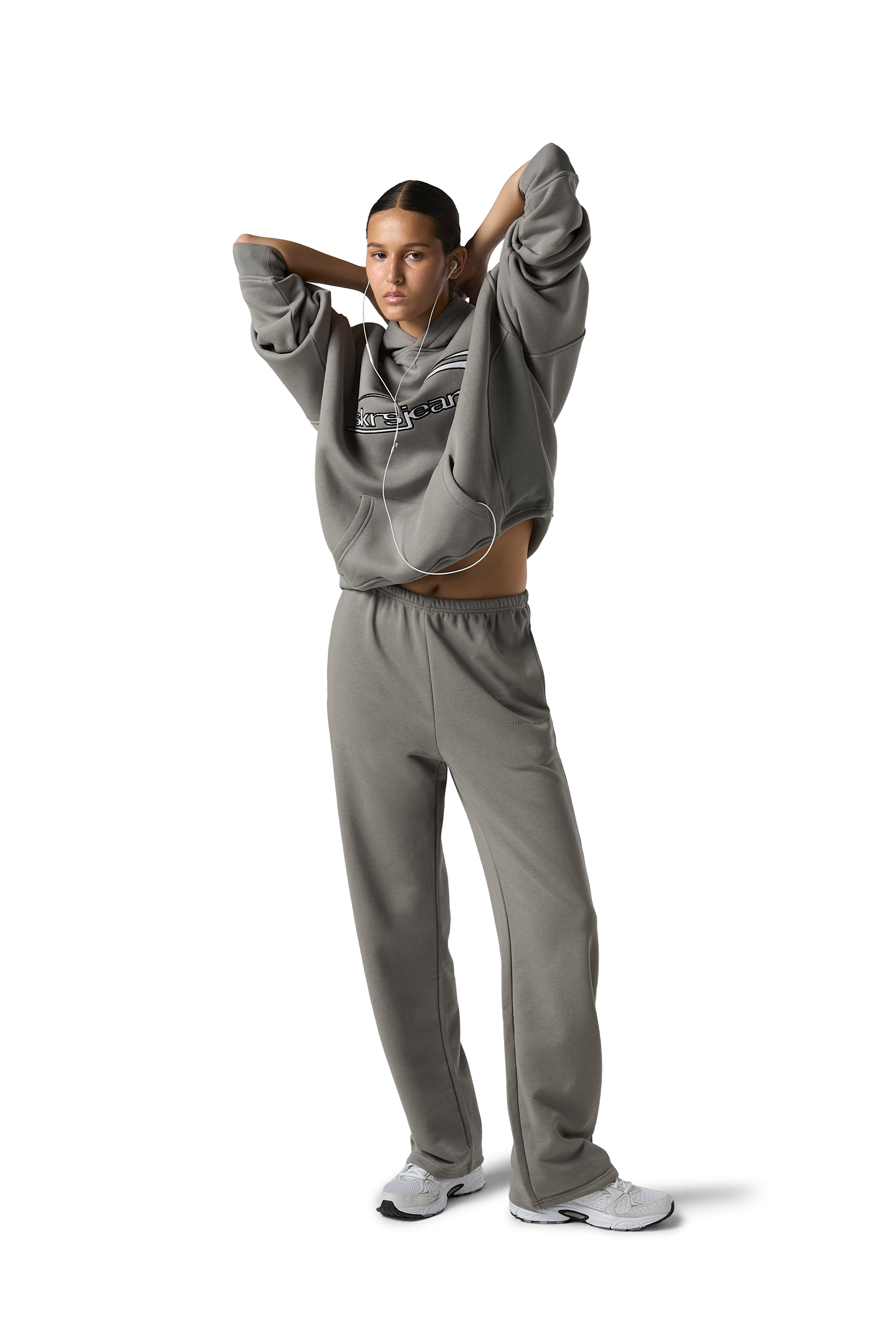 Model Scarlett is 5'8" and wears a size S.